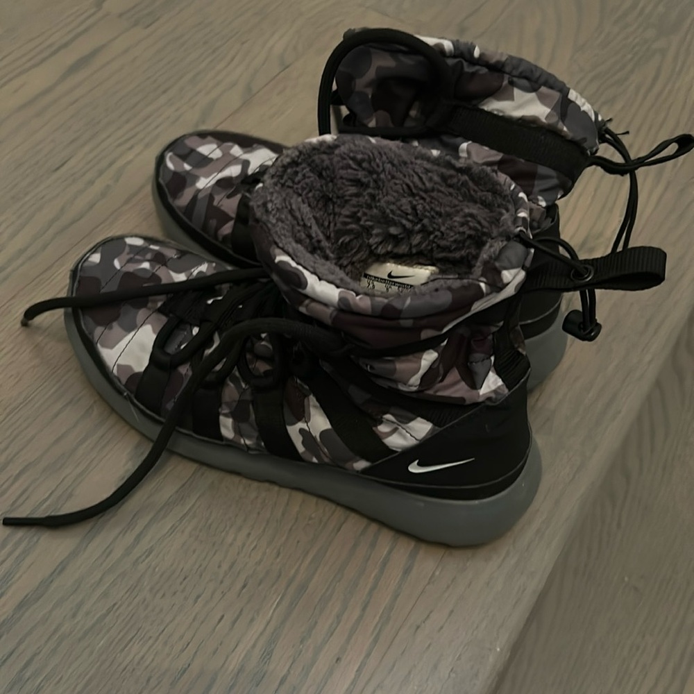 Nike fur lined sneaker boots